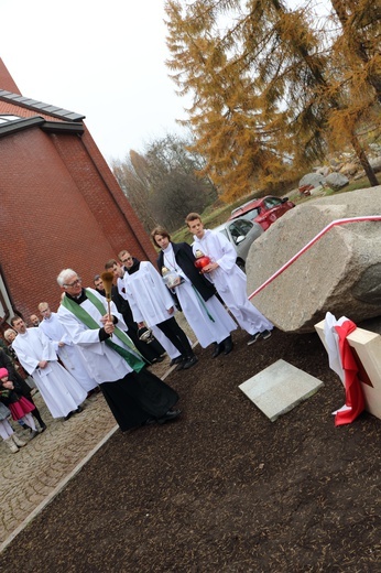 Uroczystość pobłogosławienia obelisku oraz zasadzenie dębu upamiętniających 100. rocznicę niepodległości Polski w Kortowie