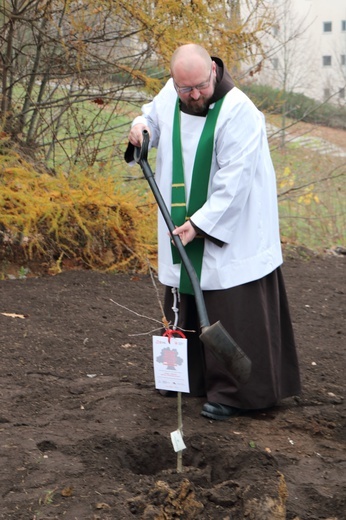 Uroczystość pobłogosławienia obelisku oraz zasadzenie dębu upamiętniających 100. rocznicę niepodległości Polski w Kortowie