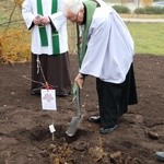 Uroczystość pobłogosławienia obelisku oraz zasadzenie dębu upamiętniających 100. rocznicę niepodległości Polski w Kortowie