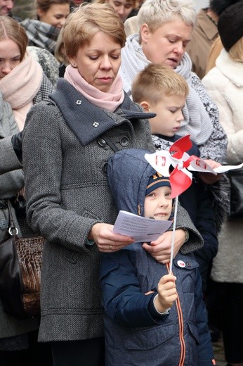 Uroczystość pobłogosławienia obelisku oraz zasadzenie dębu upamiętniających 100. rocznicę niepodległości Polski w Kortowie