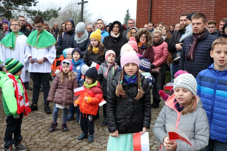 Uroczystość pobłogosławienia obelisku oraz zasadzenie dębu upamiętniających 100. rocznicę niepodległości Polski w Kortowie