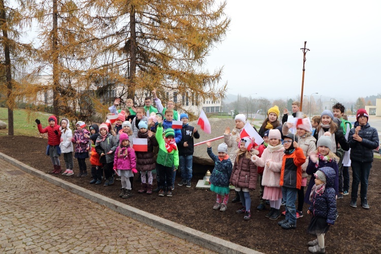 Uroczystość pobłogosławienia obelisku oraz zasadzenie dębu upamiętniających 100. rocznicę niepodległości Polski w Kortowie