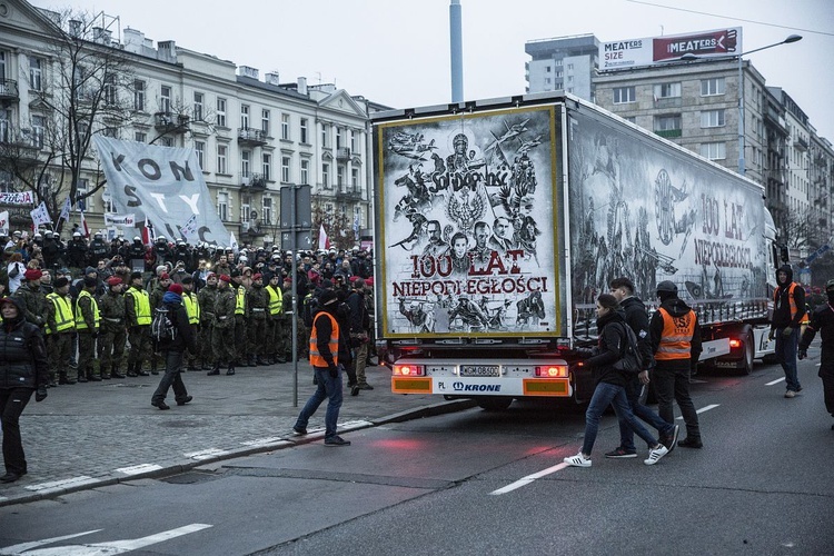 Czerwona łuna nad Warszawą, czyli IX Marsz Niepodległości