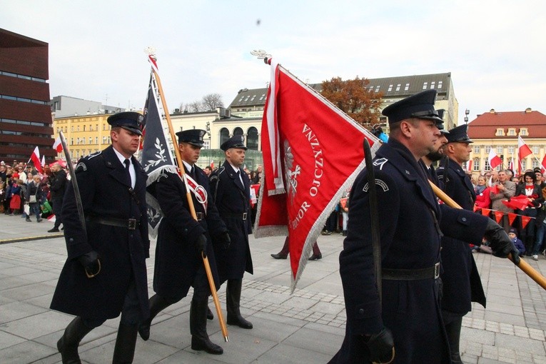 Radosna Parada Niepodległości cz. 5 (na pl. Wolności)