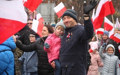 Biało-czerwona parada, jak zwykle, spotkała się z entuzjastycznym przyjęciem mieszkańców miasta, którzy tłumnie wzięli w niej udział