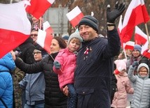 Biało-czerwona parada, jak zwykle, spotkała się z entuzjastycznym przyjęciem mieszkańców miasta, którzy tłumnie wzięli w niej udział