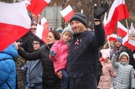 Biało-czerwona parada, jak zwykle, spotkała się z entuzjastycznym przyjęciem mieszkańców miasta, którzy tłumnie wzięli w niej udział