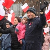 Biało-czerwona parada, jak zwykle, spotkała się z entuzjastycznym przyjęciem mieszkańców miasta, którzy tłumnie wzięli w niej udział