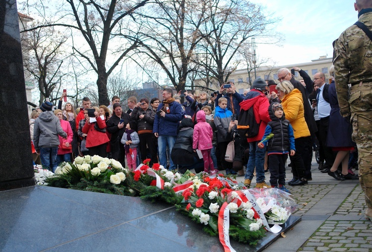 Uroczystości pod pomnikiem Piłsudskiego  