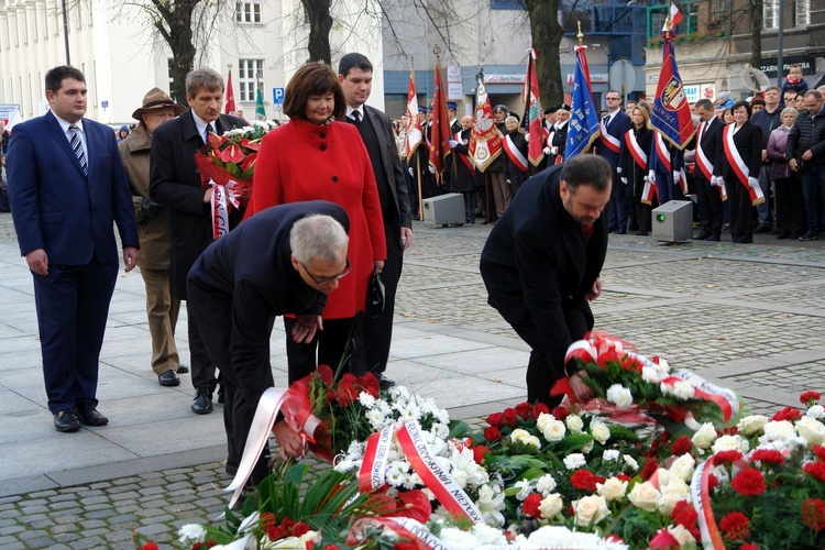 Uroczystości pod pomnikiem Piłsudskiego  