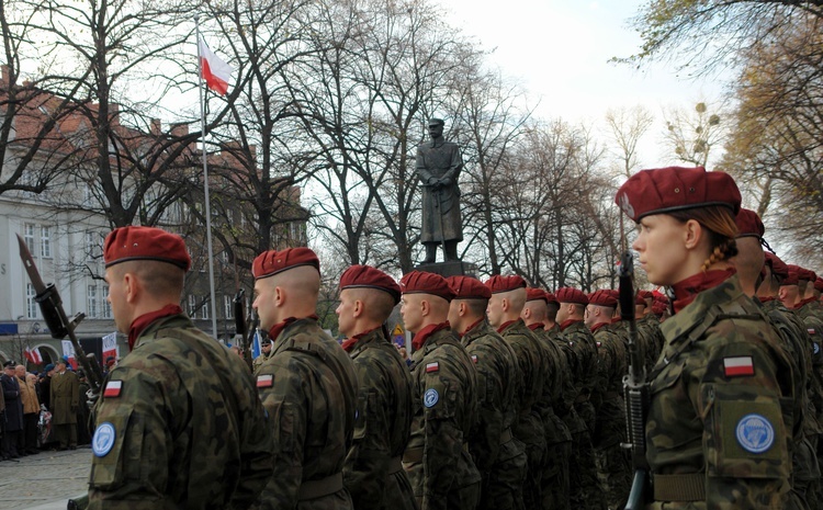 Uroczystości pod pomnikiem Piłsudskiego  