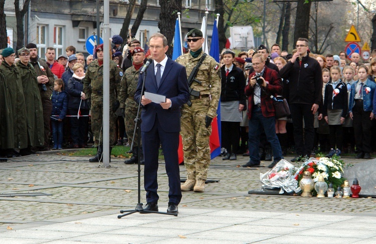 Uroczystości pod pomnikiem Piłsudskiego  