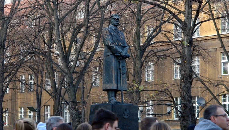 Uroczystości pod pomnikiem Piłsudskiego  