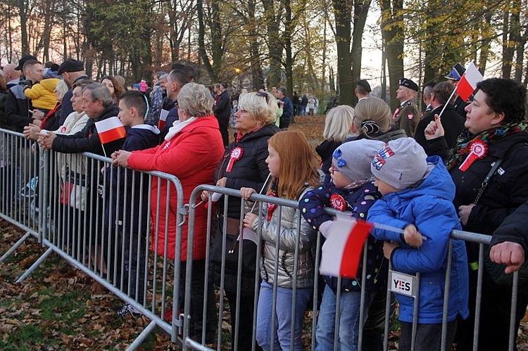 Pod znakiem biało-czerwonej wstążeczki