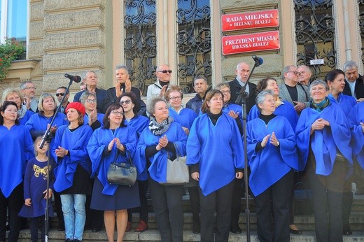 Bielszczanie odśpiewali hymn na placu Ratuszowym