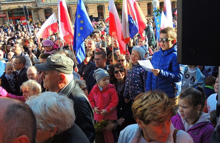 Bielszczanie odśpiewali hymn na placu Ratuszowym