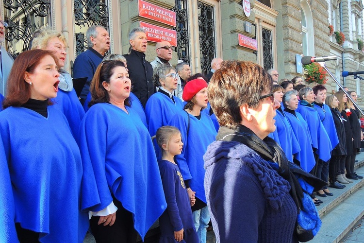 Bielszczanie odśpiewali hymn na placu Ratuszowym