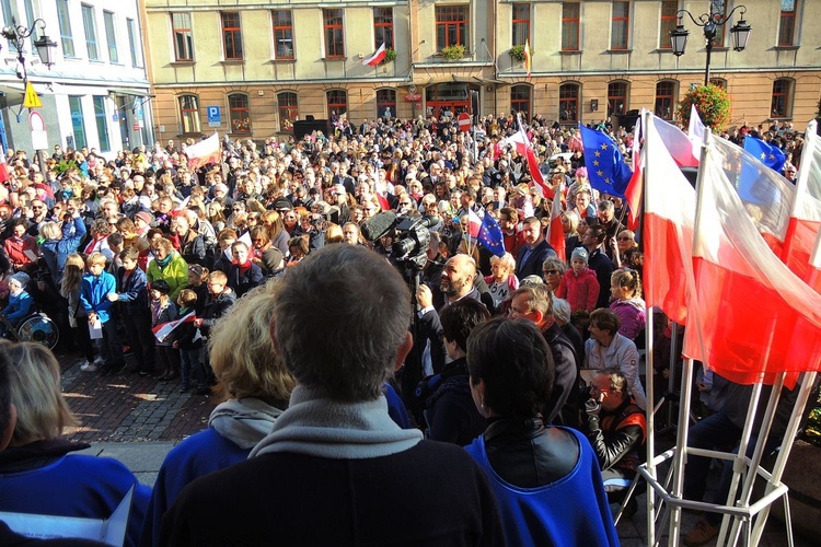 Bielszczanie odśpiewali hymn na placu Ratuszowym