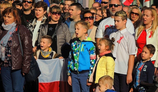 I duzi, i mali, śpiewali dziś Mazurka Dąbrowskiego na placu Ratuszowym w Bielsku-Białej