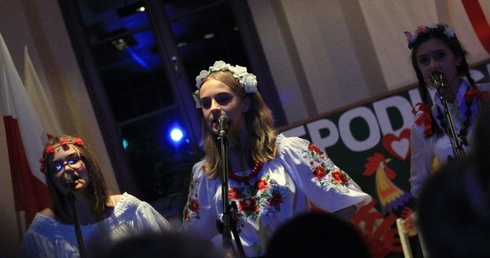 Niepodległa malowana na szkle