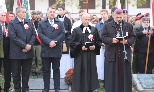 Na cmentarzu ekumeniczną modlitwę poprowadzili: bp Roman Pindel i ks. Krzysztof Cienciała