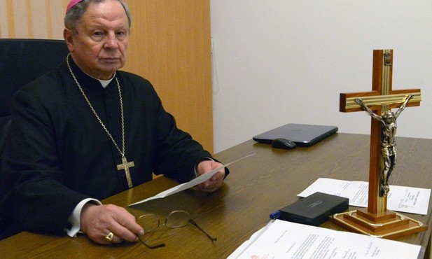 Bp Henryk Tomasik z watykańskim dokumentem pozwalającym na rozpoczęcie procesu