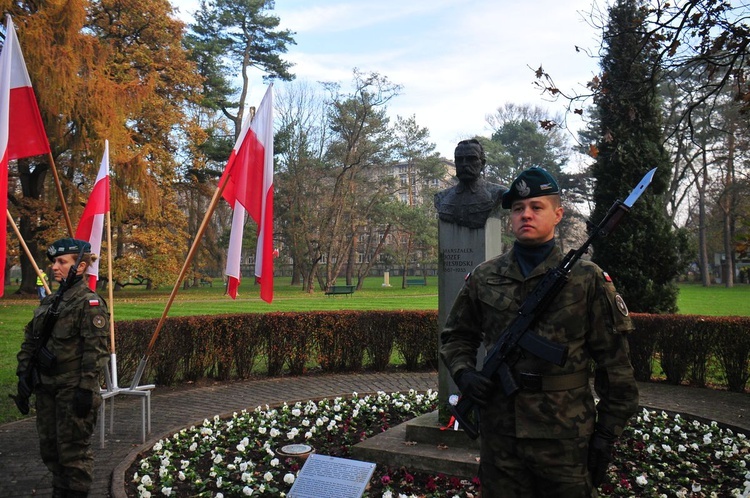 Odsłonięcie popiersi ojców niepodległości