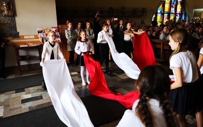 Patriotyczna akademia w wykonaniu uczniów zespołu szkół w Kamionce Wielkiej