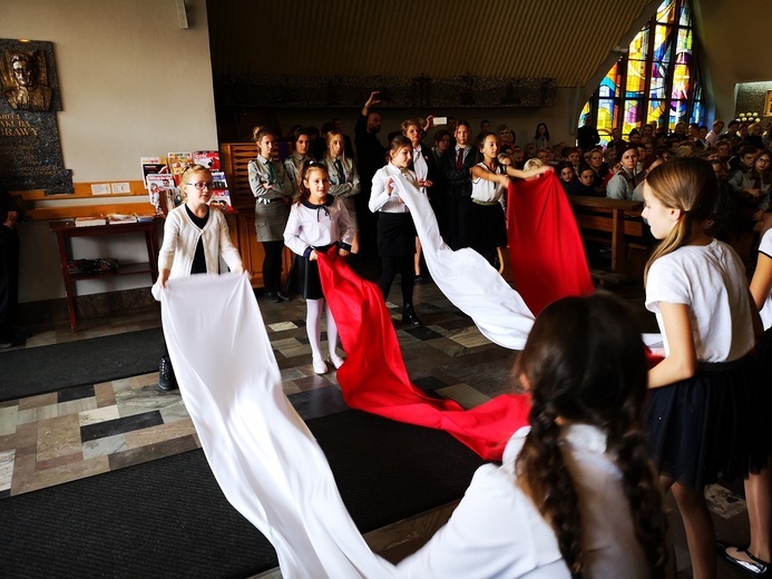 Patriotyczna akademia w wykonaniu uczniów zespołu szkół w Kamionce Wielkiej