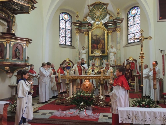 Msza św. za ojczyznę i przedstawienie w Boguszowie-Gorcach