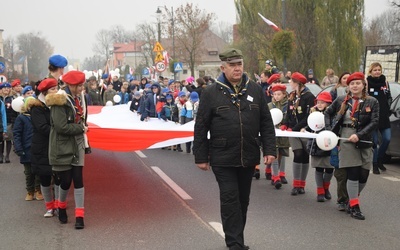 Harcerze i zuchy Hufca Sochaczew przeszli ulicami miasta, niosąc 20-metrową flagę