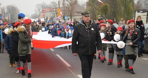 Harcerze i zuchy Hufca Sochaczew przeszli ulicami miasta, niosąc 20-metrową flagę