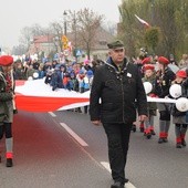 Harcerze i zuchy Hufca Sochaczew przeszli ulicami miasta, niosąc 20-metrową flagę