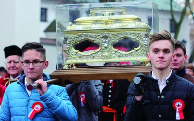 ▲	Ulicami Łowicza przeszła procesja z relikwiami patronki miasta i diecezji.
