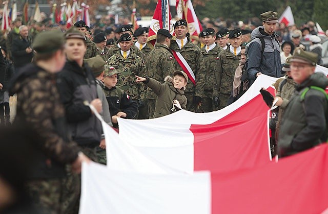 ▲	Biało-czerwona flaga przejmowana jest przez kolejne pokolenia Polaków.