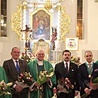 ▲	Na zdjęciu od lewej: ks. Roman Litwińczuk, książę Enrique de Villamor, ks. Jan Pawlak, Dom Filipe Folque de Bragança  e Bourbon de Mendoça, Jarosław Skorulski i ks. Ireneusz Mastej.