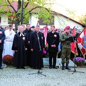 Modlitwa na cmentarzu Wojska Polskiego.