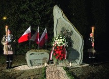Monument stanął przy złotołańskim kościele.
