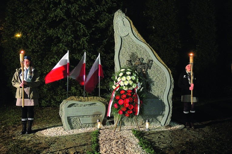 Monument stanął przy złotołańskim kościele.