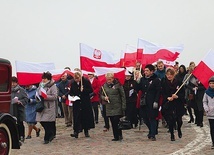 11 listopada mieszkańcy Mikoszewa przeszli w patriotycznym marszu i odśpiewali hymn państwowy. Ostatnim punktem uroczystości było spotkanie przy wspólnym stole.