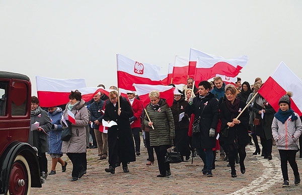 11 listopada mieszkańcy Mikoszewa przeszli w patriotycznym marszu i odśpiewali hymn państwowy. Ostatnim punktem uroczystości było spotkanie przy wspólnym stole.