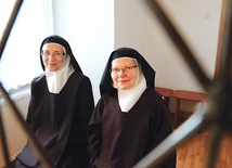 Siostra Maria Benedykta od Najświętszej Eucharystii (po lewej) i s. Dominika Teresa od Matki Bożej. 