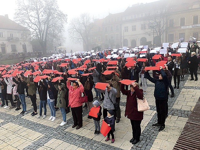 ▲	Żywa flaga w centrum Sandomierza. 