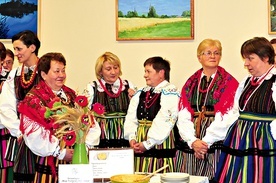 Członkinie kół gospodyń wiejskich występowały w strojach ludowych regionu opoczyńskiego.