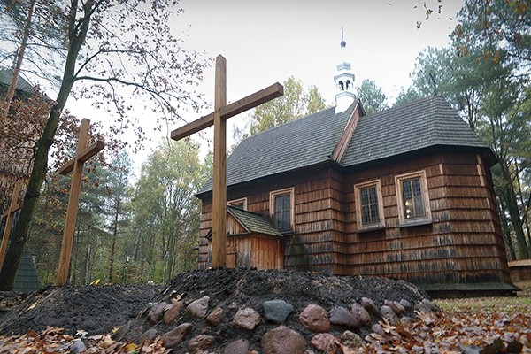 Przy świątyni, która zyskała solidne, drewniane ogrodzenie, urządzono przykościelny cmentarz. 