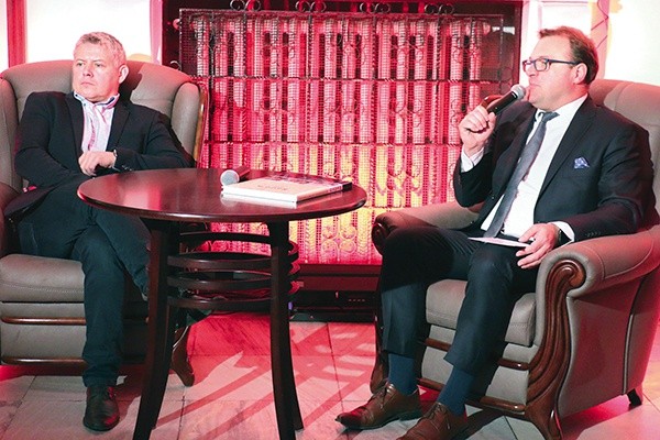 O nowej publikacji opowiadali Radosław Witkowski (z prawej) i Przemysław Bednarczyk.