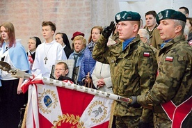 Eucharystię poprzedziło wspólne odśpiewanie hymnu Polski.