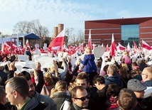 Ulicami Wrocławia przeszła tradycyjnie XVII Radosna Parada Niepodległości. Tym razem miała rekordową frekwencję – prawie 20 tys. uczestników.