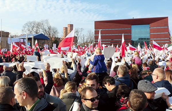 Ulicami Wrocławia przeszła tradycyjnie XVII Radosna Parada Niepodległości. Tym razem miała rekordową frekwencję – prawie 20 tys. uczestników.