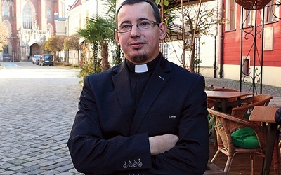 Kapłan jest wikariuszem w parafii pw. św. Elżbiety Węgierskiej we Wrocławiu.